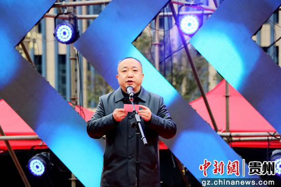 普定县县委书记吕庆宣布开幕。