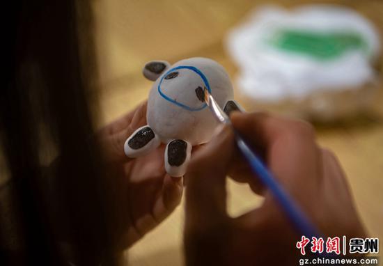 2月11日，贵州省黔西市青少年创客空间聘请专业教师，向青少年和家长传授非遗文化艺术。