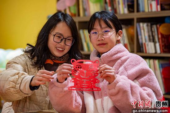 2月11日，贵州省黔西市青少年创客空间聘请专业教师，向青少年和家长传授非遗文化剪纸艺术。