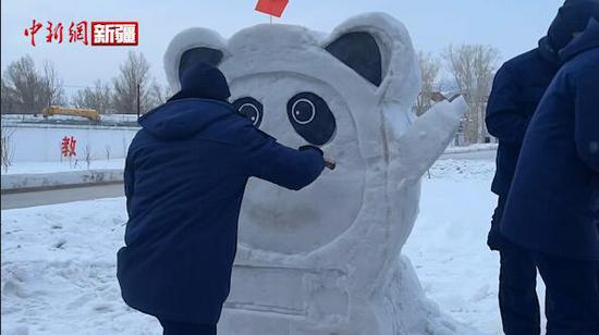 新疆消防“火焰蓝”堆“冰墩墩”雪人 祝福奥运健儿