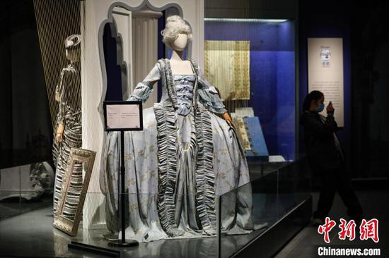 展览展出的“欧洲巴尼尔礼服裙(复制品)”。　瞿宏伦 摄