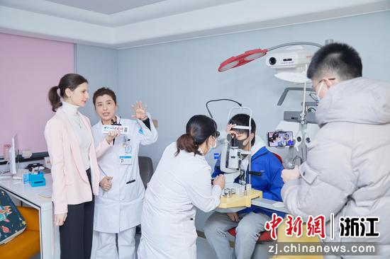 “洋主播”探访杭州明视康眼科医院。 杭州明视康眼科医院供图