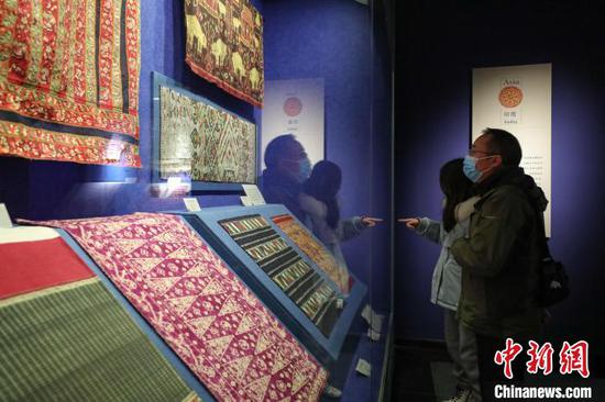 参观者在参观丝绸和刺绣制品。　瞿宏伦 摄
