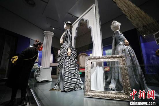 一件“19世纪欧洲巴瑟尔礼服裙(复制品)”吸引参观者。　瞿宏伦 摄