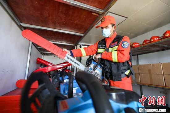 2月14日，一名消防救援人员在梵净山顶消防巡防执勤点整理装备。　瞿宏伦 摄