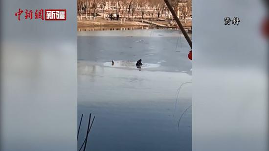 新疆喀什民警跳冰河救落水少年