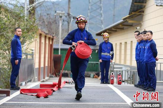 2月14日，消防救援人员在梵净山消防救援站训练。　瞿宏伦 摄