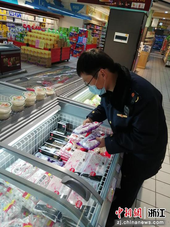 浙江省市场监管局工作人员对市场上销售的汤圆食品进行专项监督抽查。浙江省市场监管局供图