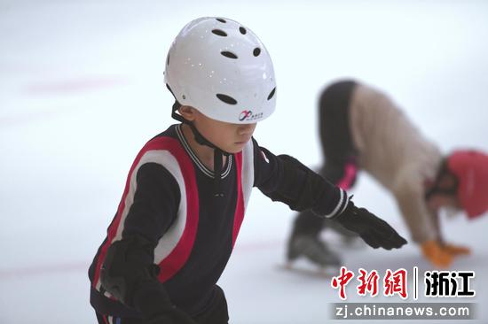 小朋友在滑冰。 赵阳（实习生） 摄