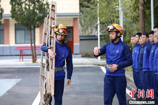 2月14日，消防救援人员在梵净山消防救援站训练。　瞿宏伦 摄