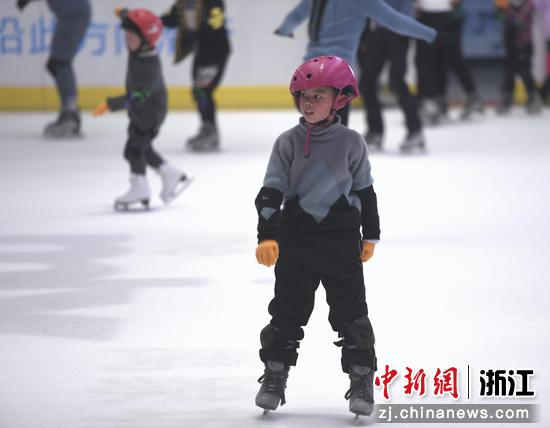 小朋友在滑冰。 赵阳（实习生） 摄