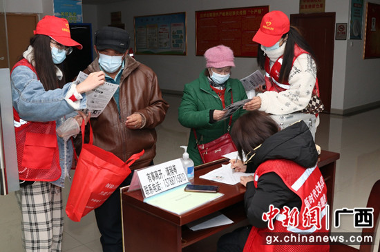 图为志愿者向市民宣传疫情防控知识潘志安 摄