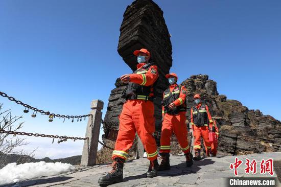 2月14日，消防救援人员梵净山山顶巡逻。　瞿宏伦 摄