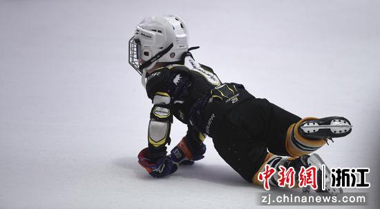 小朋友滑冰摔倒。 赵阳（实习生） 摄
