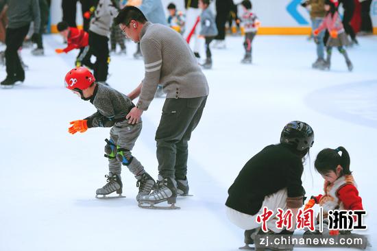 家长带孩子体验滑冰。 赵阳（实习生） 摄