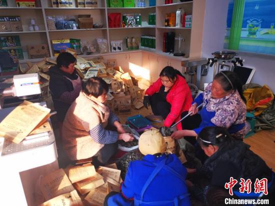 凤仪村村民在吴城敏的电商驿站帮忙打包农特产品。　受访者供图