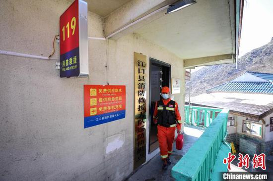 2月14日，一名消防救援人员从梵净山顶消防巡防执勤点走出。　瞿宏伦　摄
