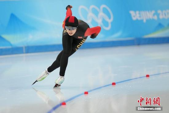 2月7日，北京2022年冬奥会速度滑冰女子1500米决赛在国家速滑馆“冰丝带”举行。中国三名选手韩梅、殷琦、阿合娜尔·阿达克参加比赛，最终分获第11、15、17名。图为阿合娜尔·阿达克在比赛中。 中新社记者 崔楠 摄