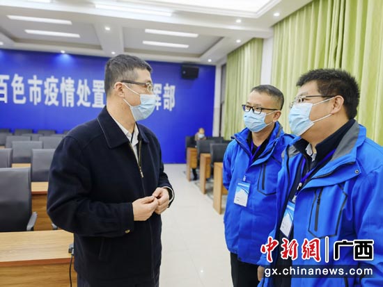 广西移动副总经理黄涛（左）到百色指导云视讯保障工作开展。