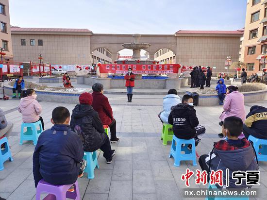 贺兰县如意湖社区在2月14日组织老人,孩子一起相互帮助,相互学习