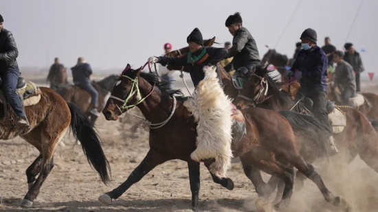 尉犁：农牧民传统运动会上演马背上的“速度与激情”