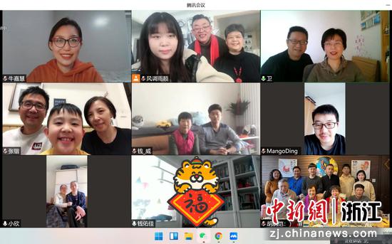 春节期间张锴一家（左中）和中国亲人视频团聚。 受访者 供图