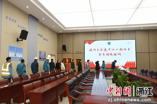杭州大会展中心一期项目方组织全员核酸检测。彭嘉琪 摄