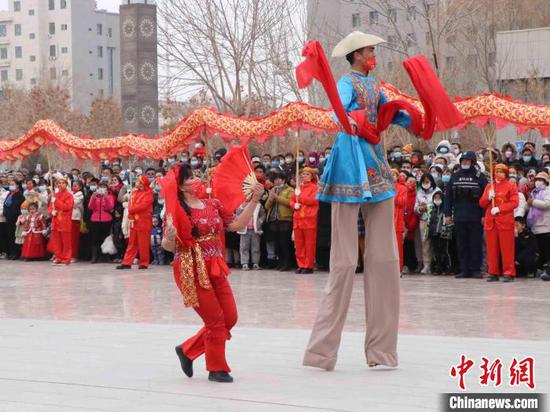社火歌舞、彩灯游乐等文娱活动成为新疆民众元宵节欢乐的源泉。　胡嘉琛 摄