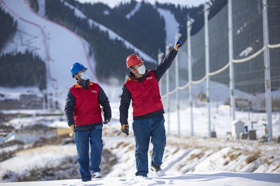 1月26日，国网乌鲁木齐供电公司党员服务队员对丝绸之路国际度假区滑雪场用电设备进行安全检查。（王晋魁 摄）