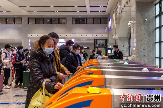 2月16日，贵州省黔西高铁站，旅客在核验身份通过闸机口前往站台。