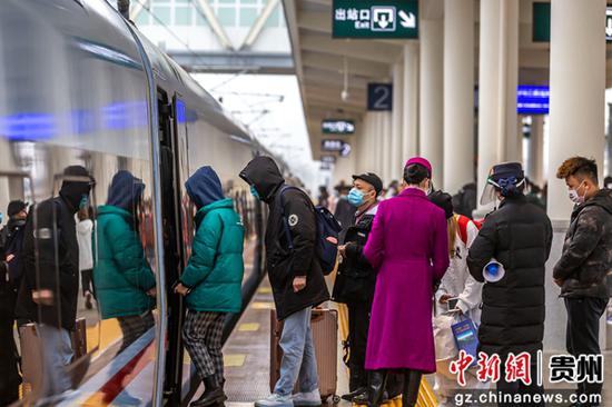 2月16日，贵州省黔西高铁站，工作人员有序组织旅客上车。