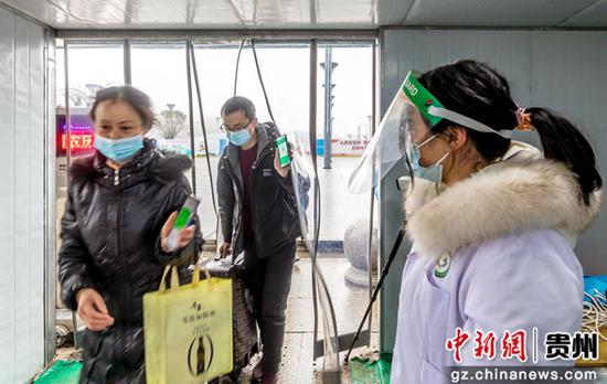 2月16日，贵州省黔西高铁站，工作人员在查验进站旅客健康码。