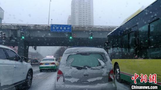 乌鲁木齐迎连续降雪导致城区友好南路拥堵。　王小军　摄