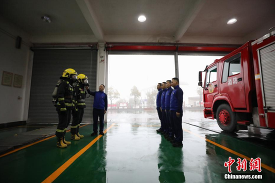 2月17日，因大雾弥漫，消防救援人员只能在车库进行训练。 瞿宏伦 摄