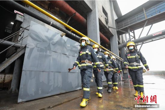 2月17日，消防救援人员在工业园区一家企业进行常规巡逻。 瞿宏伦 摄