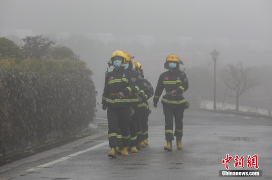 2月17日，消防救援人员在雾中的朱砂古镇景区巡逻。 瞿宏伦 摄