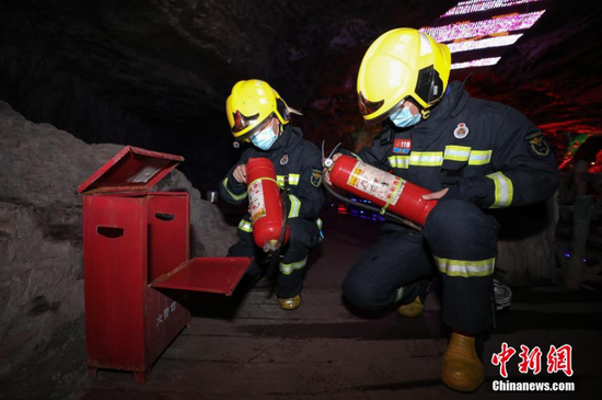 2月17日，消防救援人员在朱砂古镇景区检查灭火器。 瞿宏伦 摄