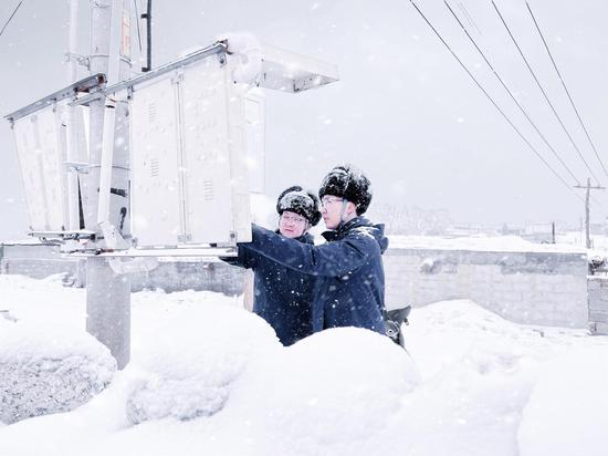 国网新疆电力迎战大风暴雪寒潮天气保障供电