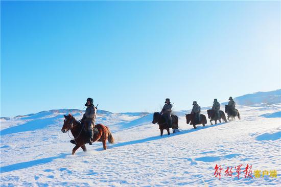 新疆阿勒泰军分区阿黑吐拜克边防连巡逻官兵骑马巡逻在祖国的边防线上。段伟 摄
