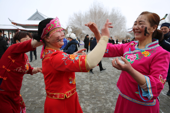 新疆伊犁州察布查尔县群众欢庆锡伯族“抹黑节”