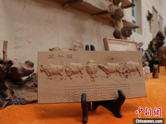 新疆尉犁县的胡杨林成为其“旅游名片”，胡杨木雕刻作品则是“点睛之笔”。　胡嘉琛 摄