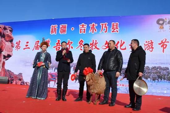 活动现场进行了萨吾尔冰川羊头羊拍卖活动。