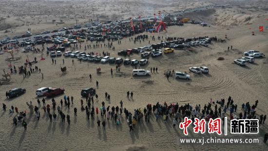 在新疆巴音郭楞蒙古自治州博湖县“南山”景区，沙漠越野爱好者在展示越野车表演。确·胡热 摄