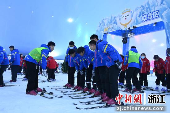 温州中学新疆部的学生体验滑雪运动。  陈英 供图
