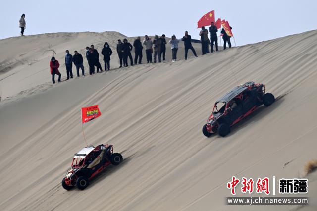 在新疆巴音郭楞蒙古自治州博湖县“南山”景区，沙漠越野爱好者在展示越野车表演。确·胡热 摄