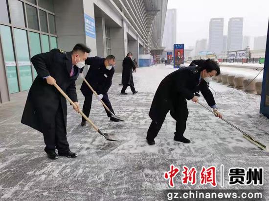 贵州铁路各部门除冰扫雪保安全