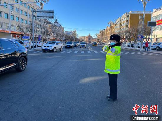 刘继荣在城市一线执勤，疏导交通。资料图 受访者提供