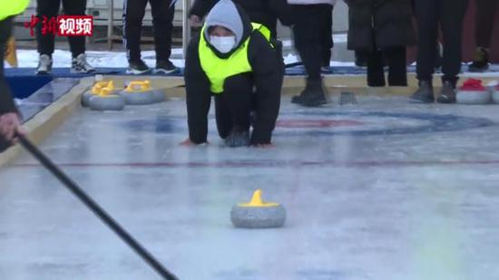【燃情冰雪】新疆首條專業冰壺賽道開放 參與者：看著好玩 實際太難