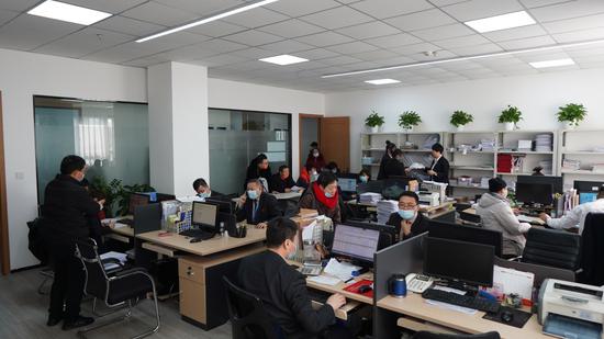 图为广汇房产客户权证受理办公室加班场景。