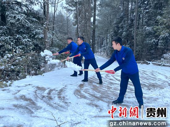 贵州沿河消防救援大队：开展撒盐除冰专项行动